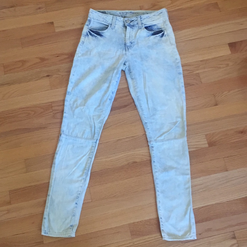 Light bleached jean